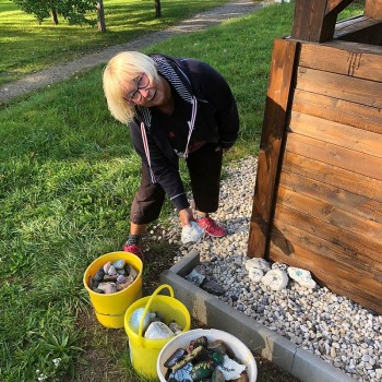 Gut sichtbar verteilt Sonnhild Kurze die Steine um die Wanderhütte