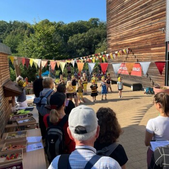 Mit einer Darbietung empfangen die Kinder die Jury