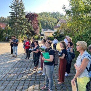 Die Jury verfolgt die Ausführungen von Daniela Gutheins an der Turnhalle.